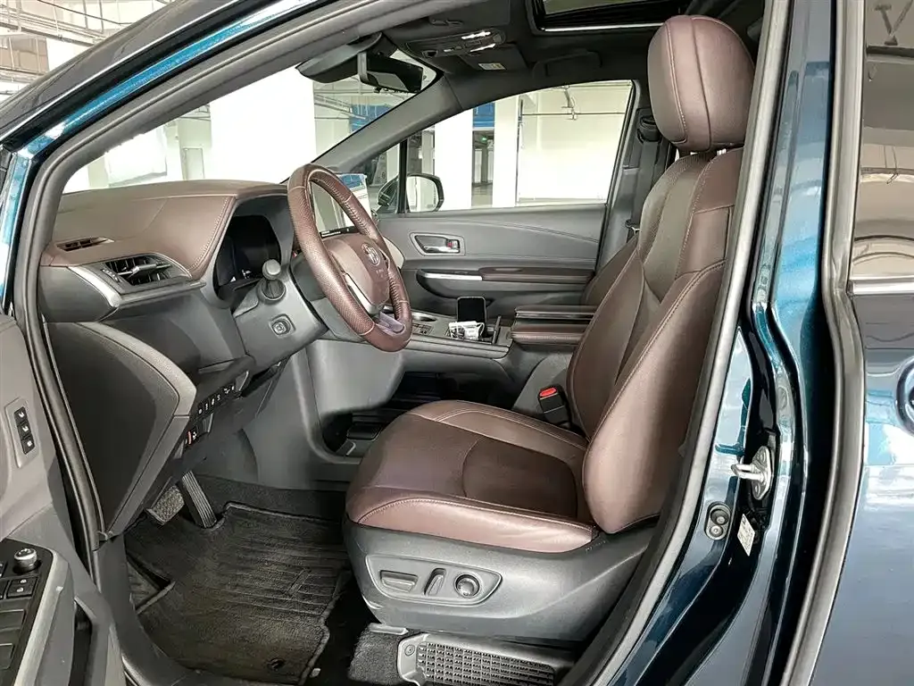 Toyota Granvia — фото 8