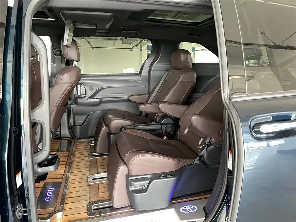 Toyota Granvia — фото 9