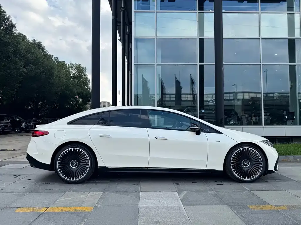 Mercedes-Benz EQS AMG — фото 5