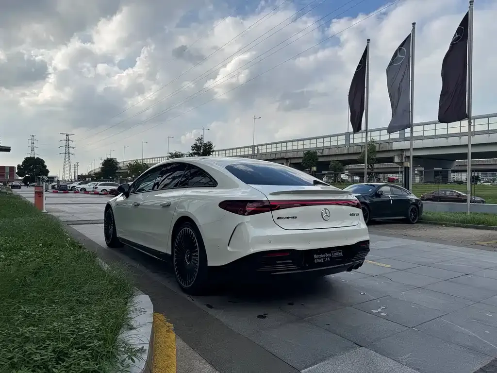 Mercedes-Benz EQS AMG — фото 7