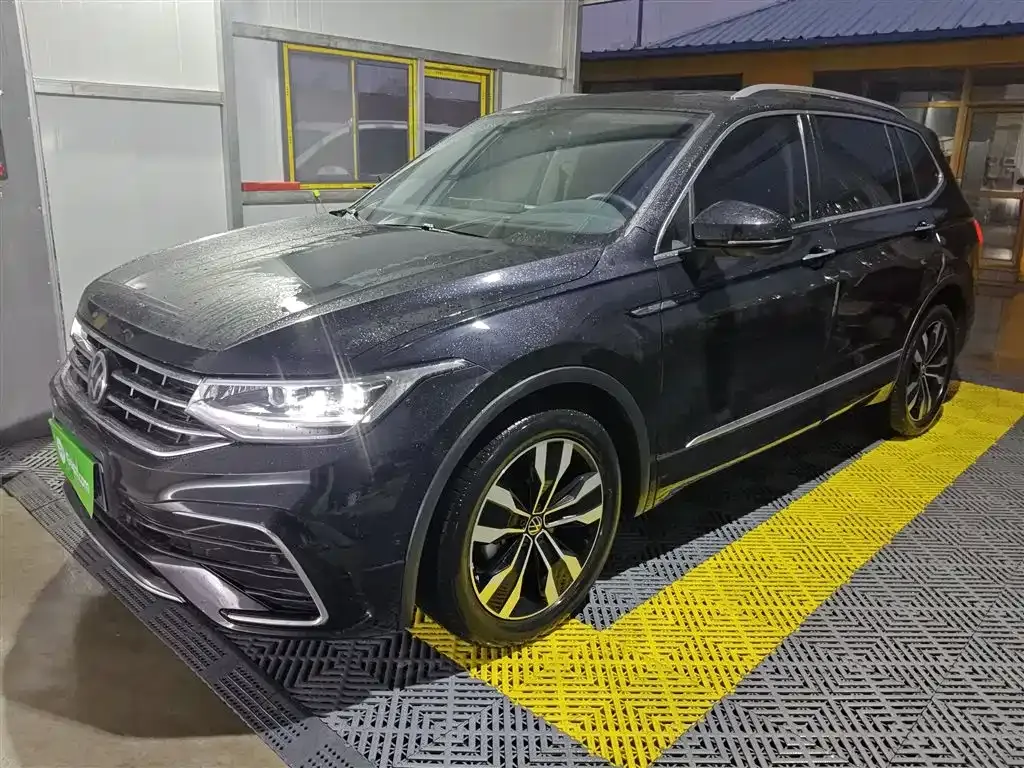 Volkswagen Tiguan L — фото 1