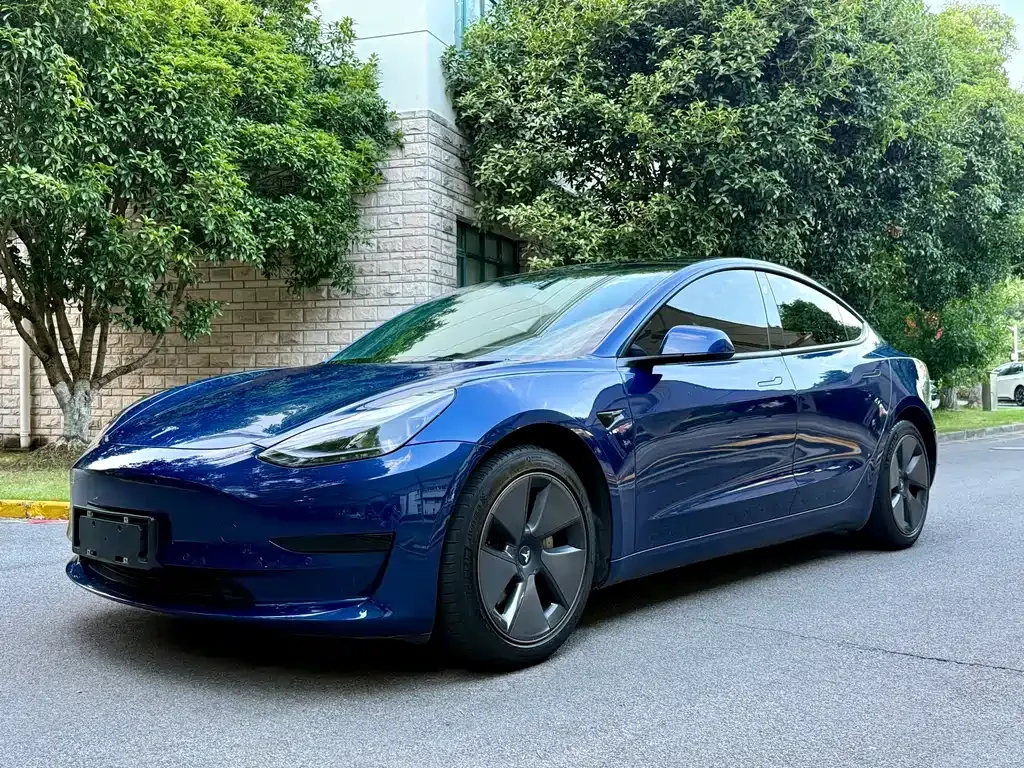 Tesla Model 3 — фото 1