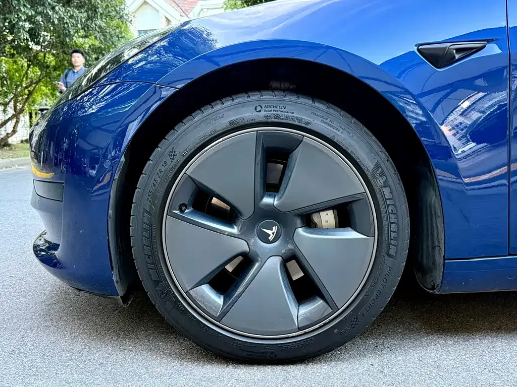 Tesla Model 3 — фото 9