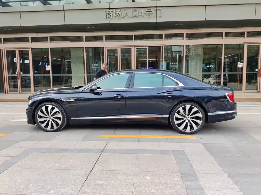 Bentley Flying Spur — фото 8