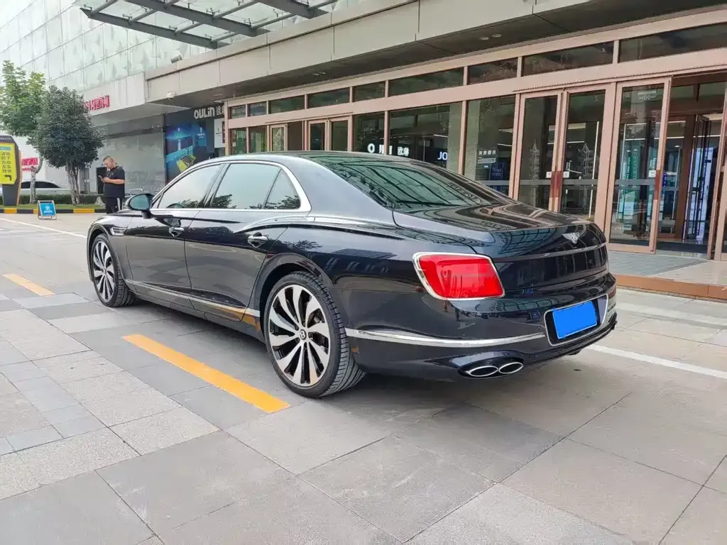 Bentley Flying Spur — фото 9