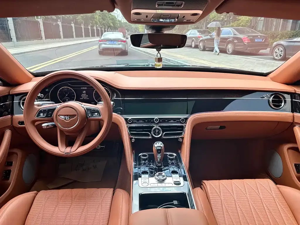 Bentley Flying Spur — фото 10