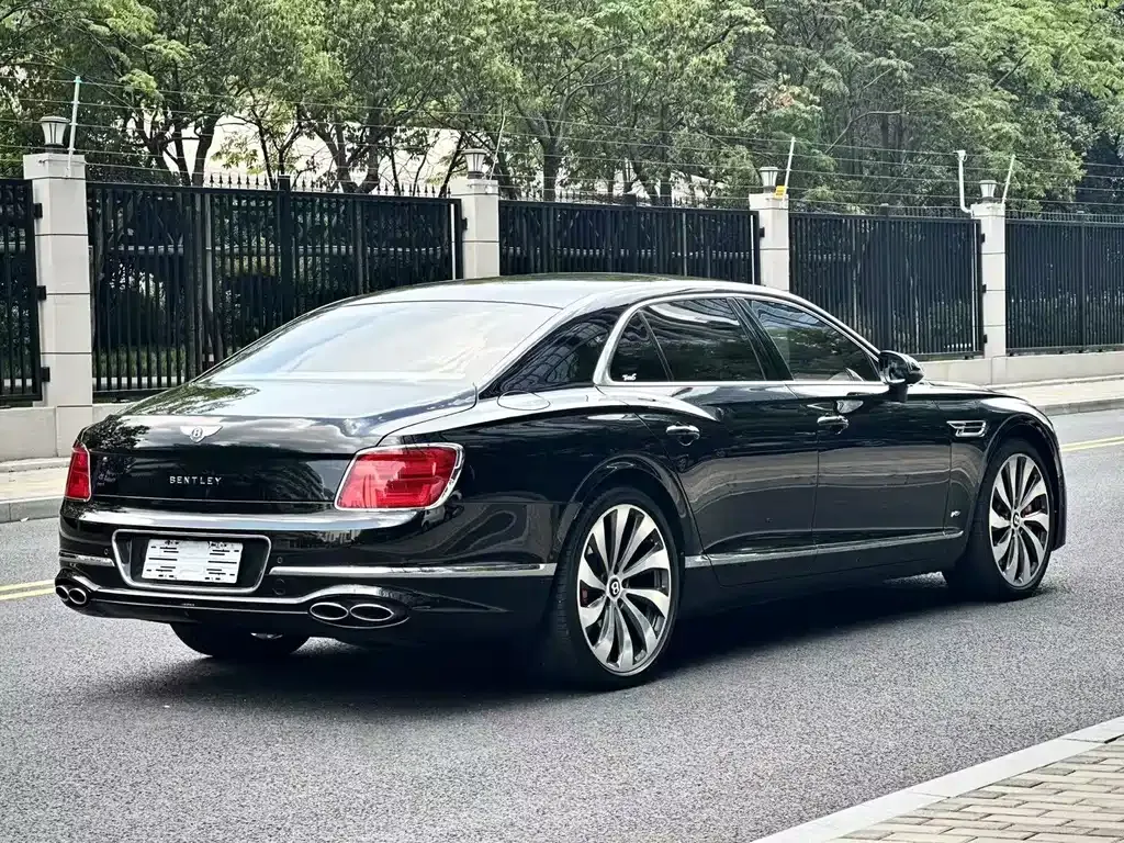 Bentley Flying Spur — фото 3