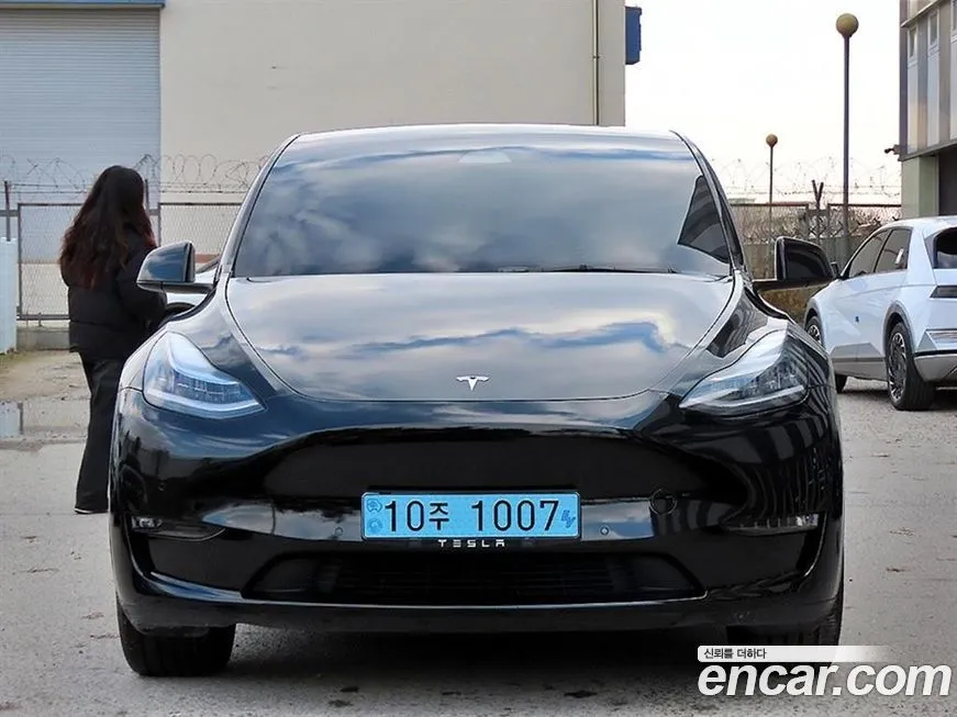 Tesla Model Y — фото 1