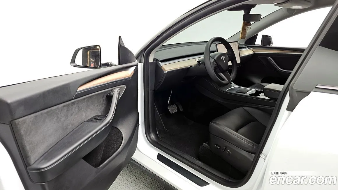 Tesla Model Y — фото 10