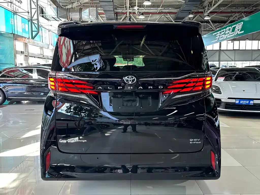 Toyota Alphard — фото 5