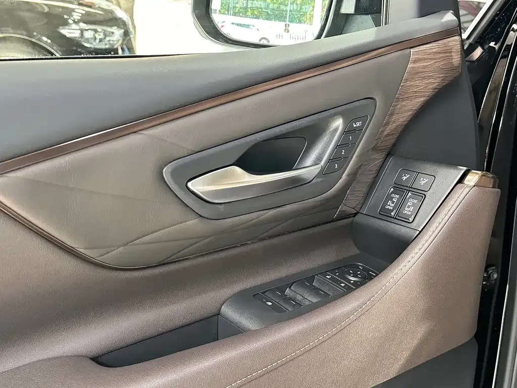 Toyota Alphard — фото 7