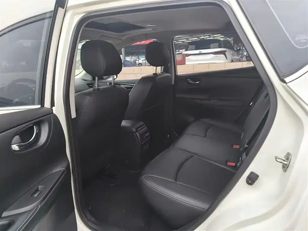 Nissan Tiida — фото 10