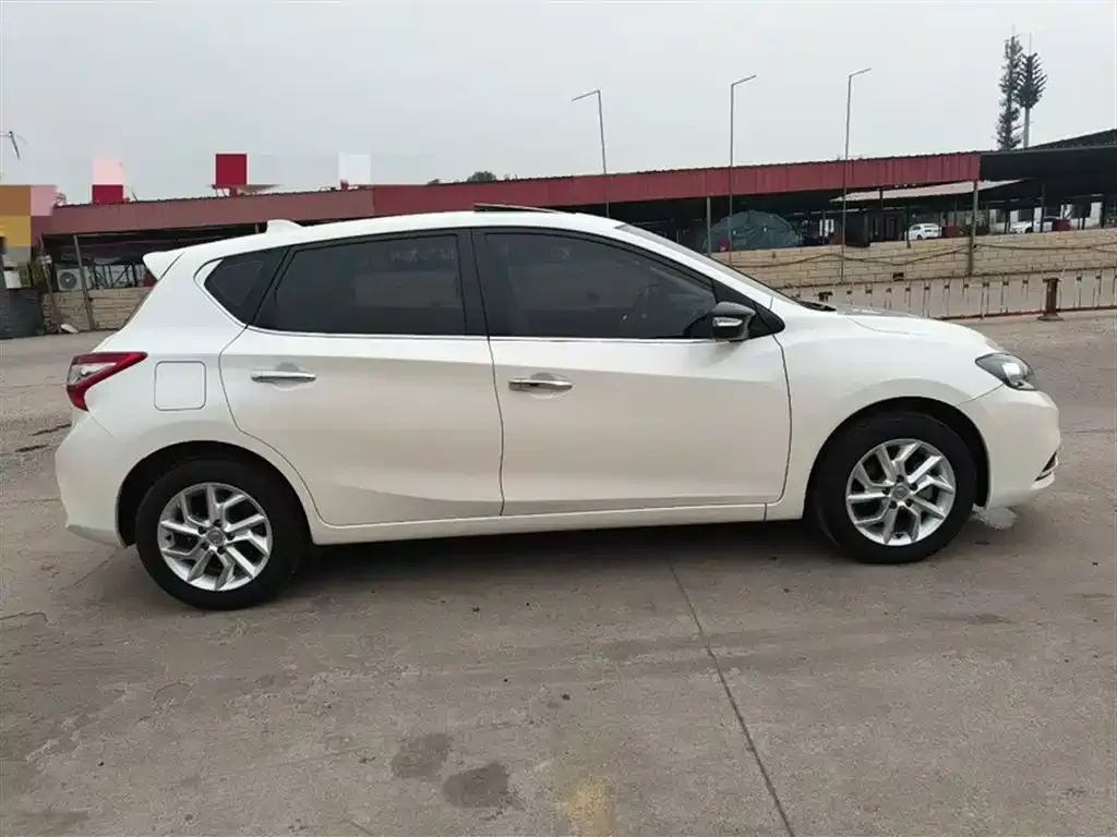 Nissan Tiida — фото 5