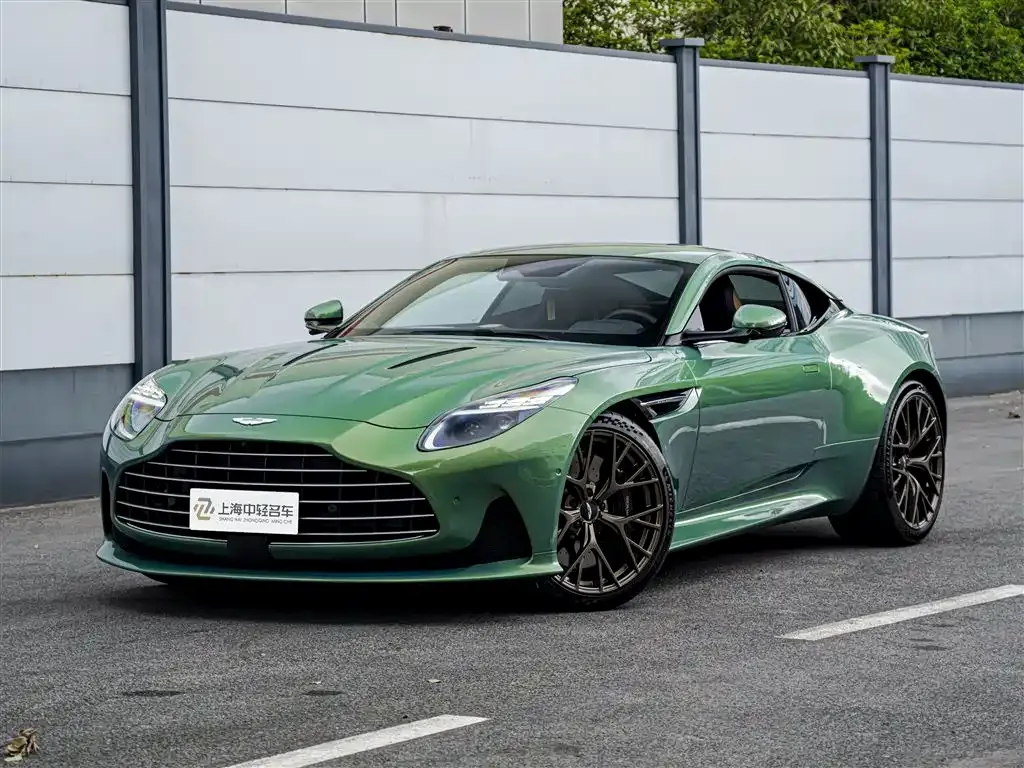 Aston Martin DB12 — фото 1