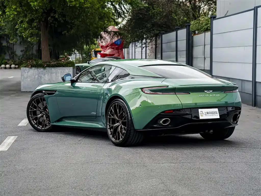 Aston Martin DB12 — фото 4