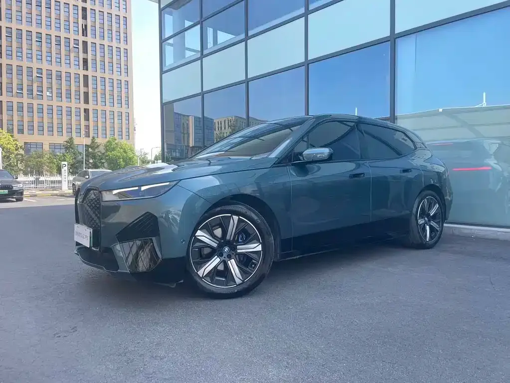 BMW iX — фото 1