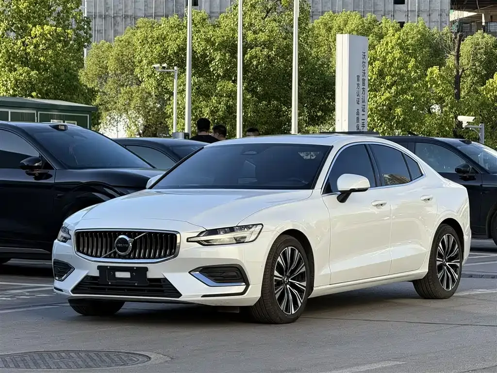 Volvo S60 — фото 1
