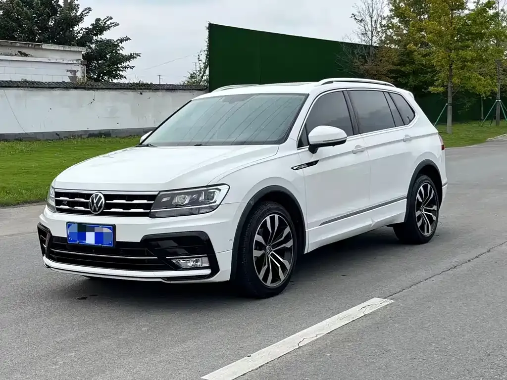 Volkswagen Tiguan L — фото 1