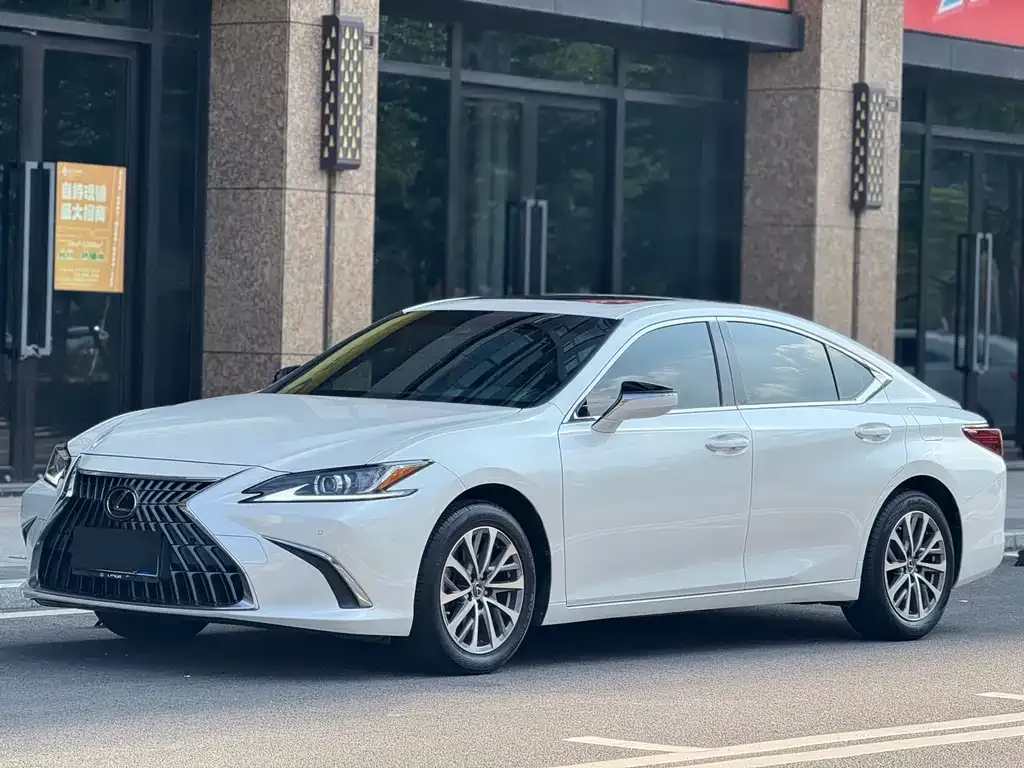 Lexus ES — фото 1