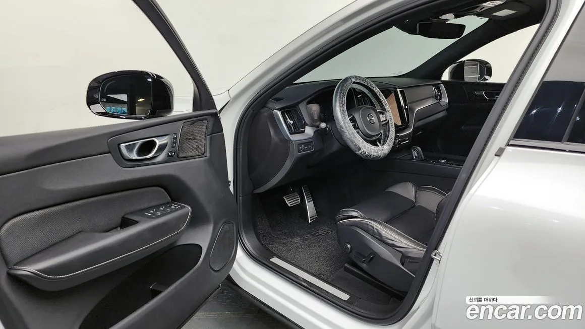 Volvo XC60 — фото 10