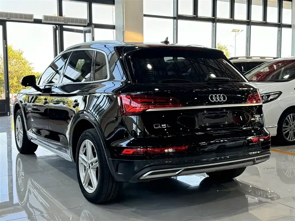 Audi Q5L — фото 10