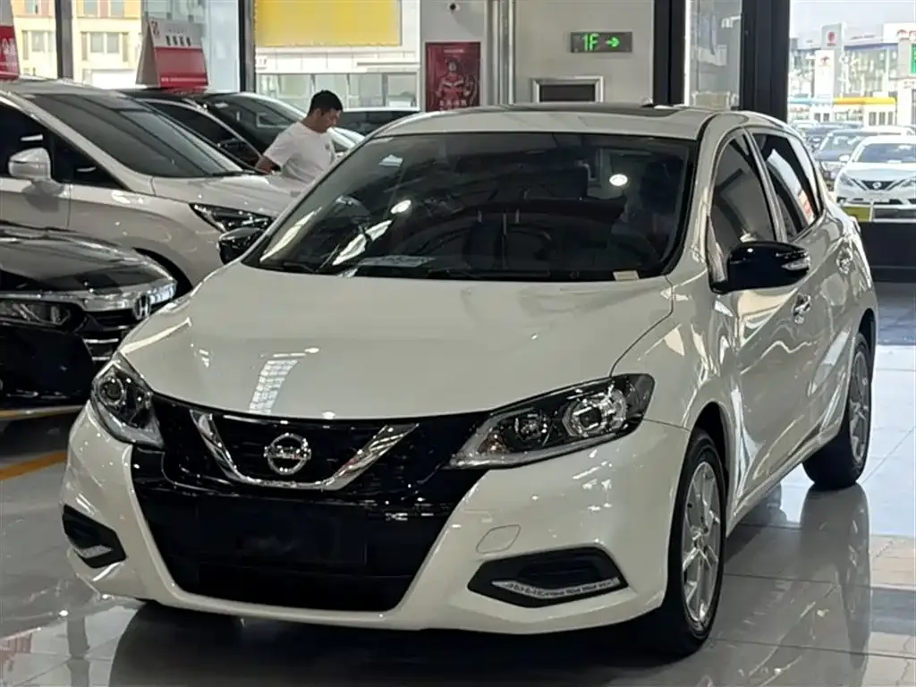 Nissan Tiida — фото 2