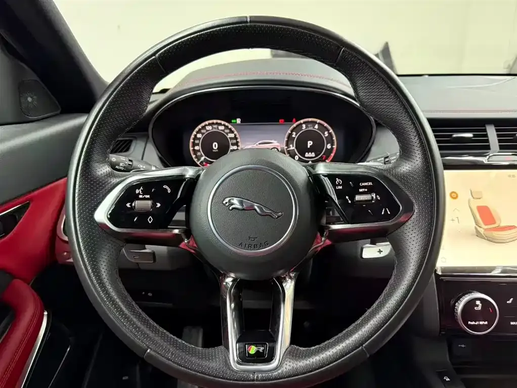 Jaguar E-PACE — фото 10