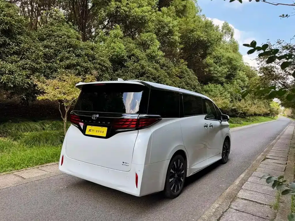 Toyota Alphard — фото 5