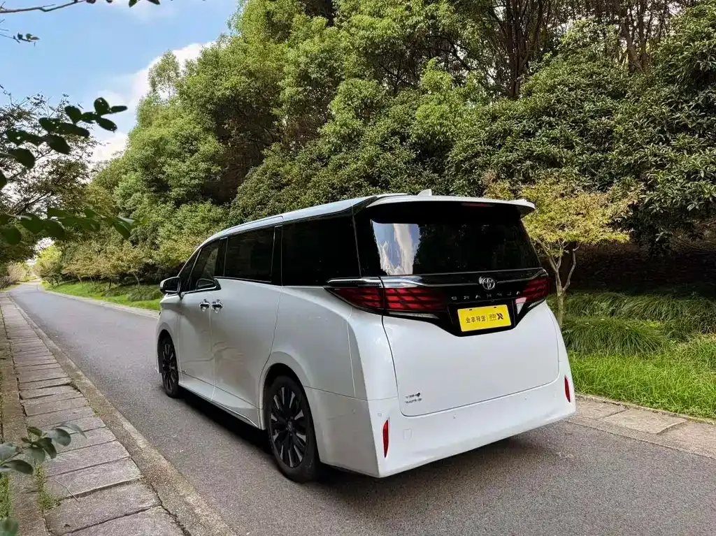 Toyota Alphard — фото 6