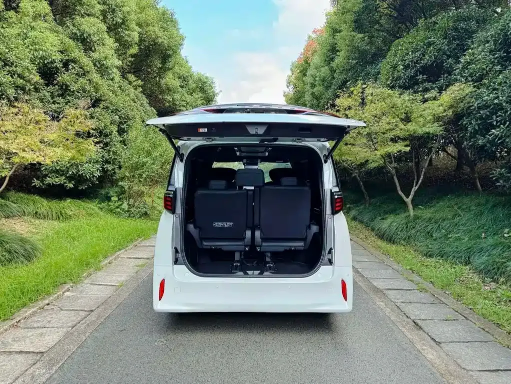 Toyota Alphard — фото 7
