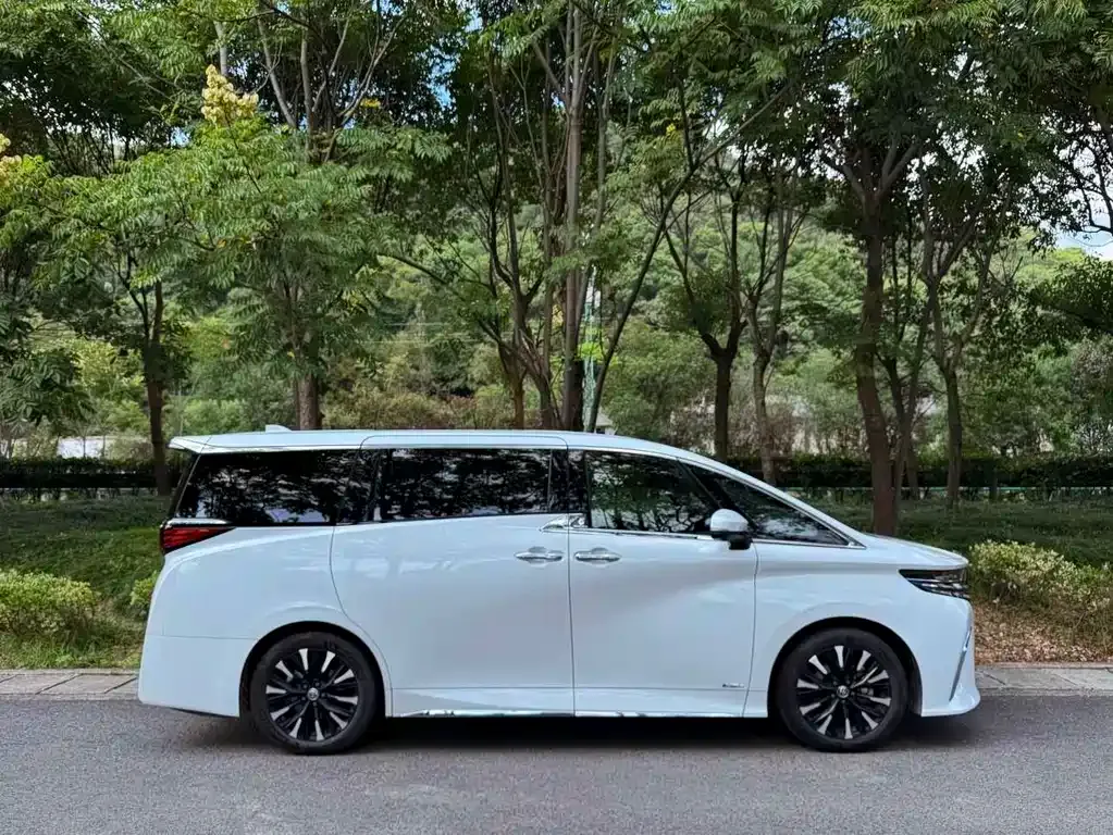 Toyota Alphard — фото 8