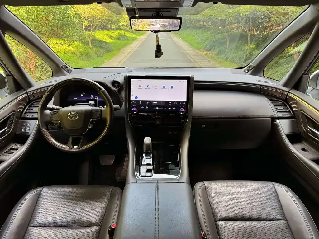 Toyota Alphard — фото 9