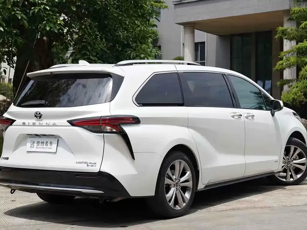 Toyota Sienna — фото 10