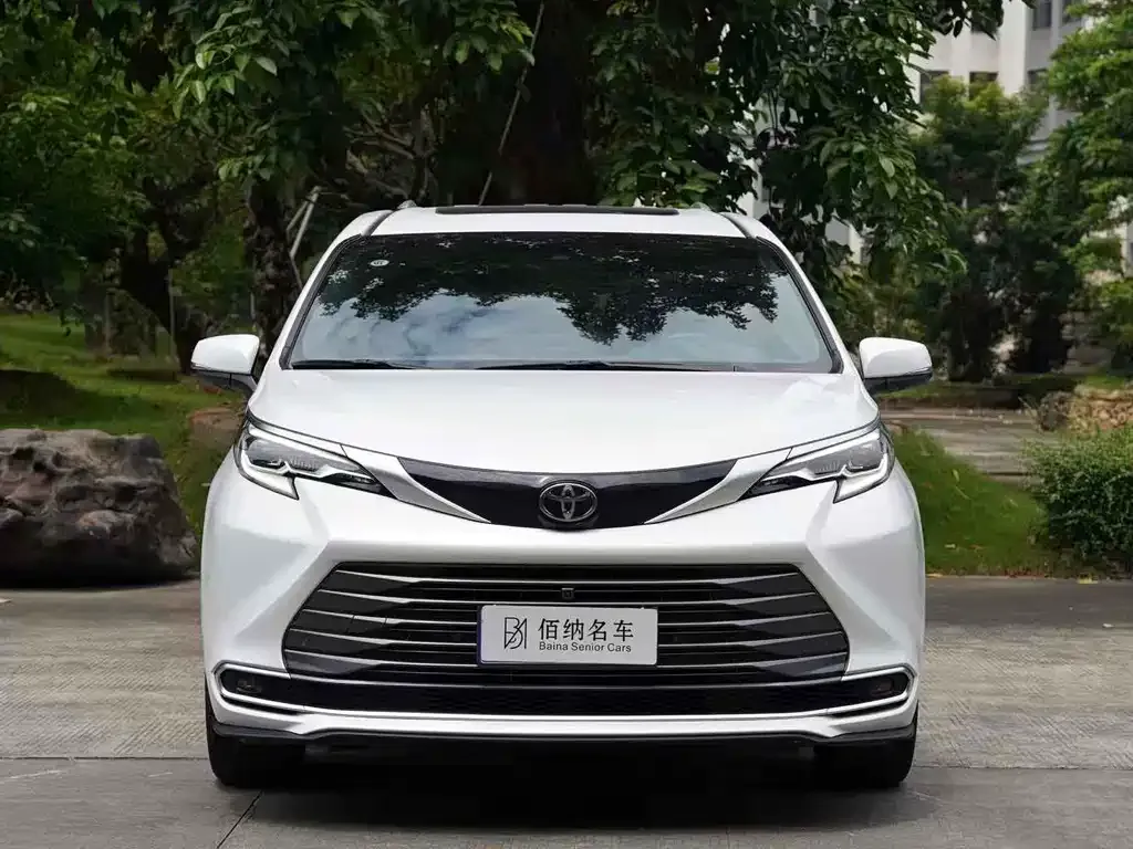 Toyota Sienna — фото 3