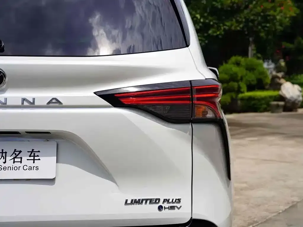 Toyota Sienna — фото 7