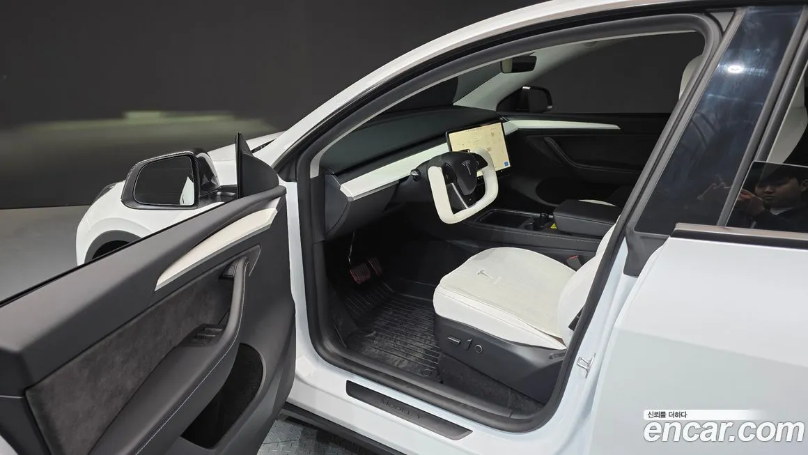 Tesla Model Y — фото 10