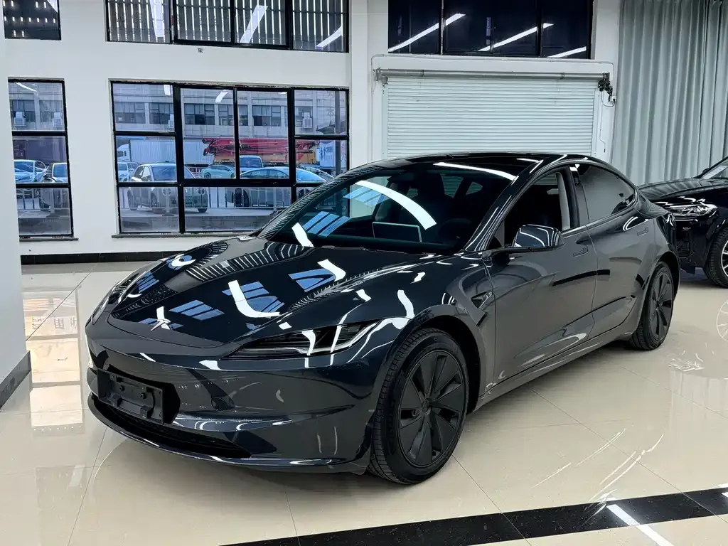 Tesla Model 3 — фото 1