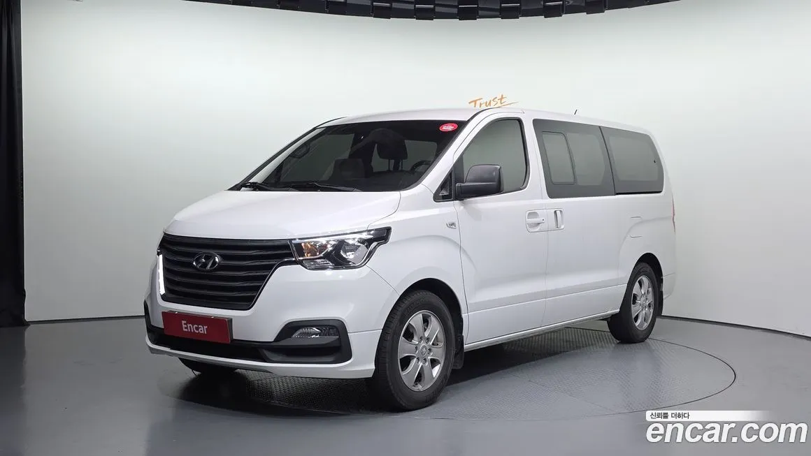 Hyundai Starex — фото 1