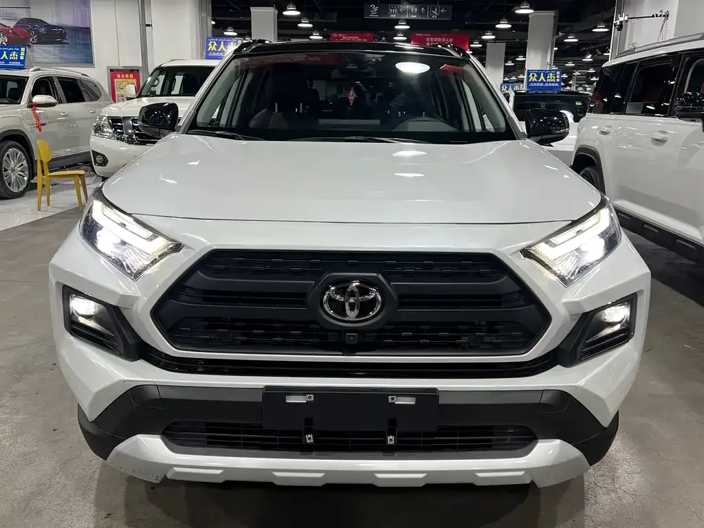 Toyota RAV4 — фото 1