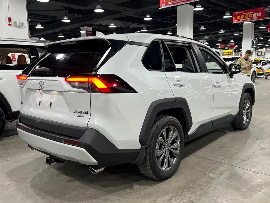 Toyota RAV4 — фото 5