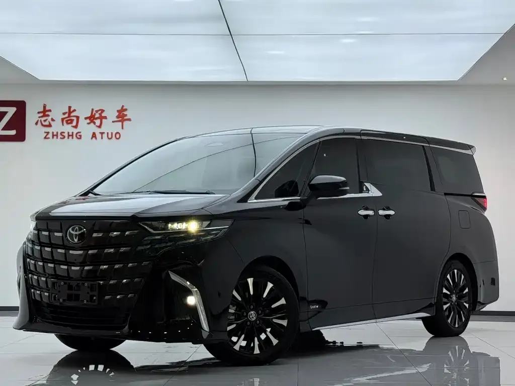 Toyota Alphard — фото 1