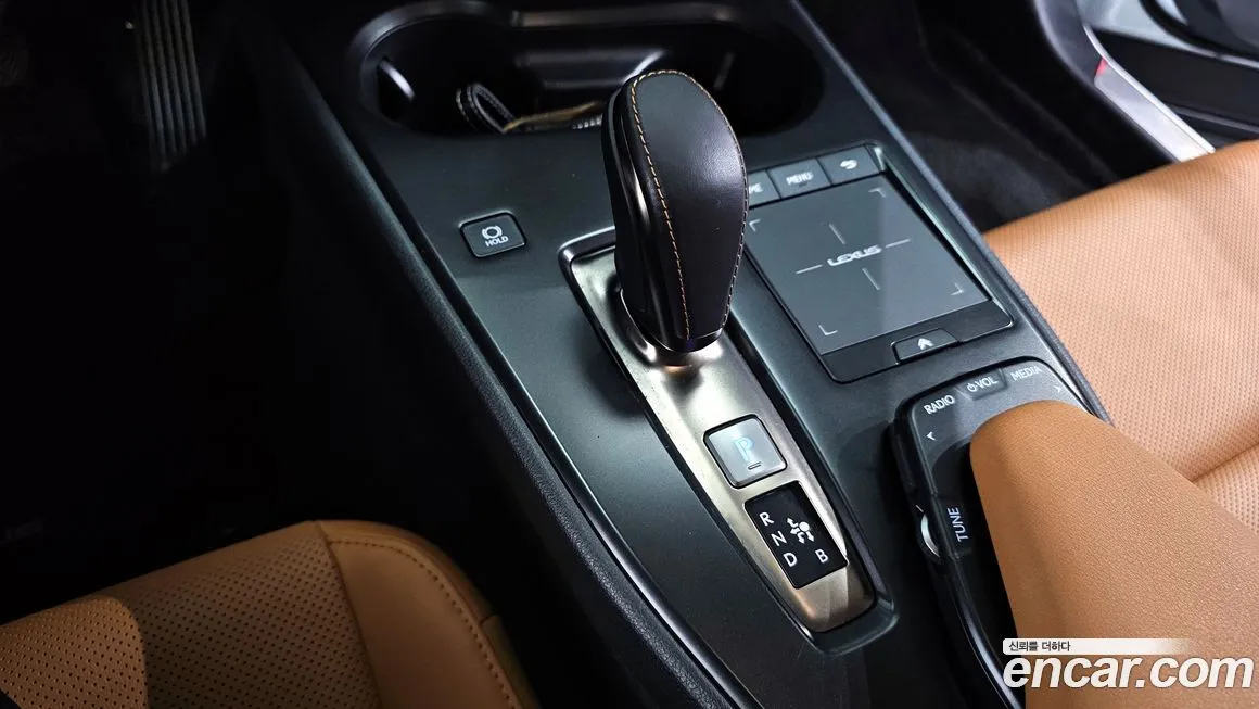 Lexus UX — фото 9