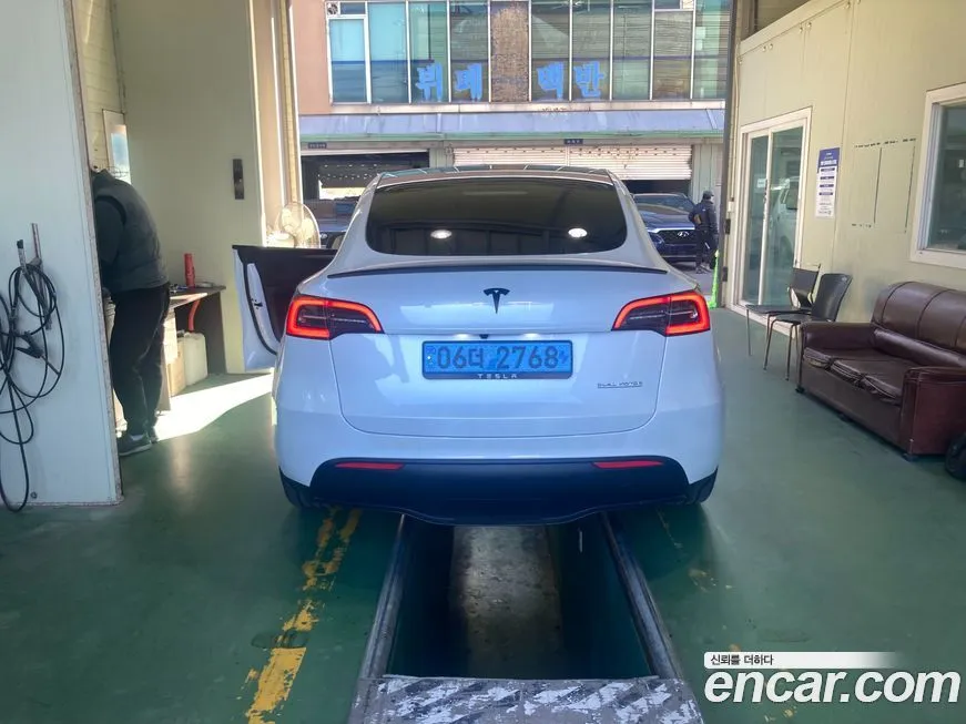 Tesla Model Y — фото 10