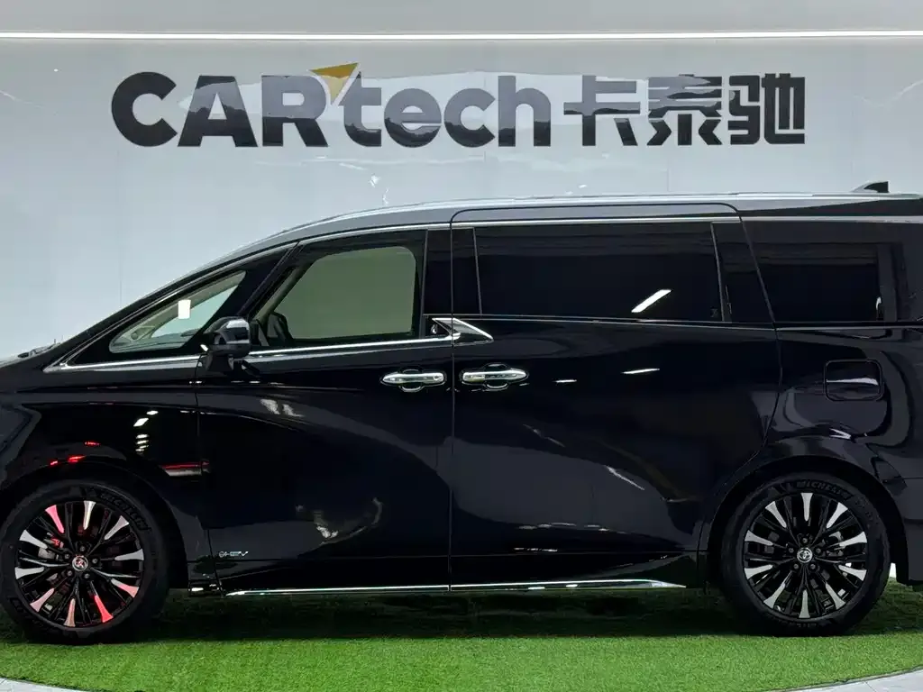 Toyota Alphard — фото 2