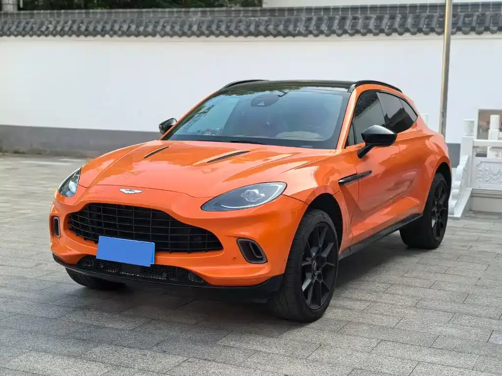 Aston Martin DBX — фото 1