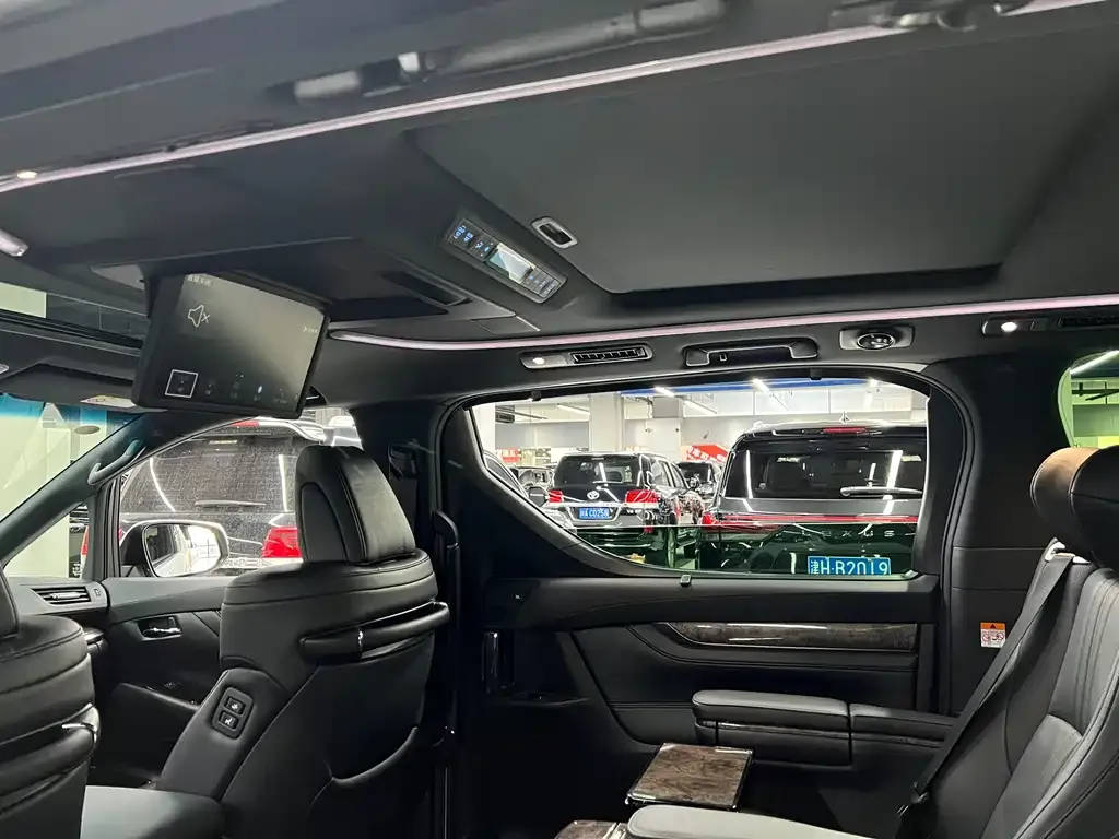 Toyota Vellfire — фото 10
