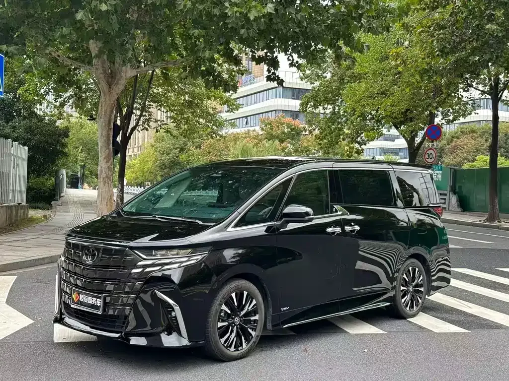 Toyota Alphard — фото 1