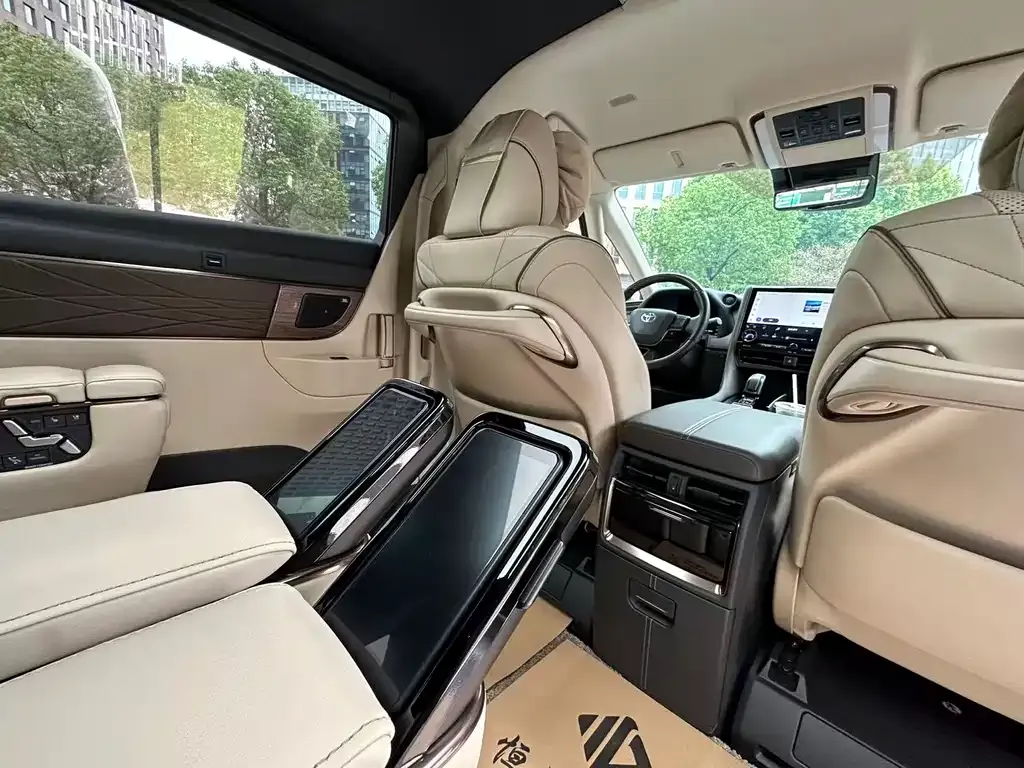 Toyota Alphard — фото 10