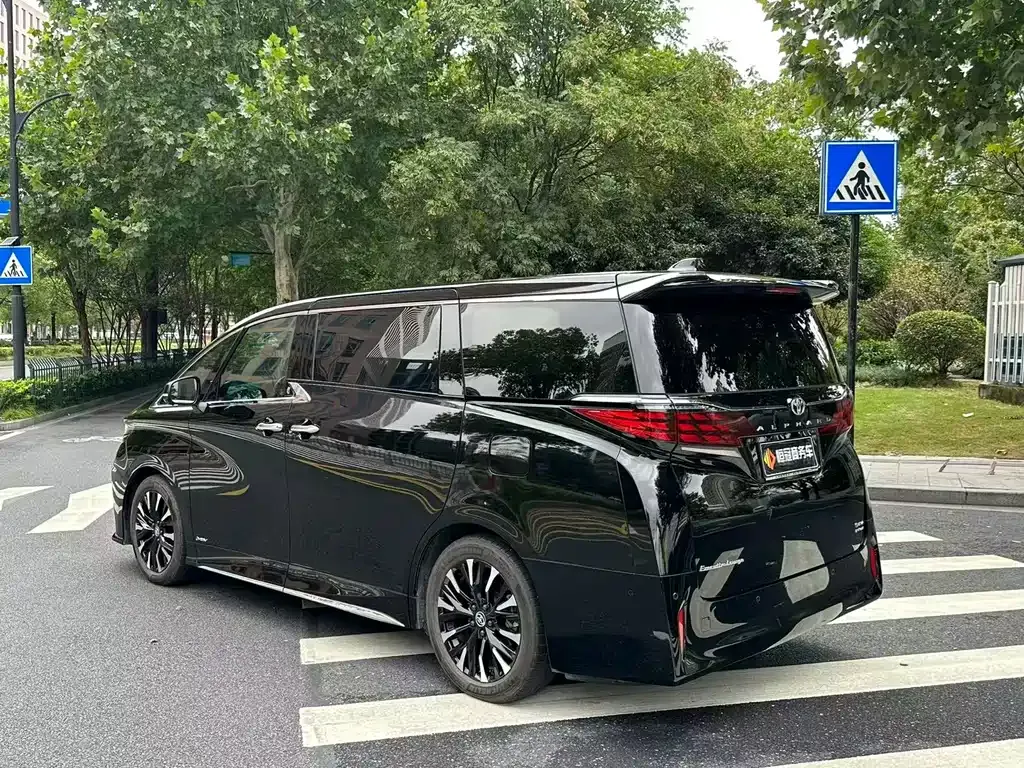 Toyota Alphard — фото 4