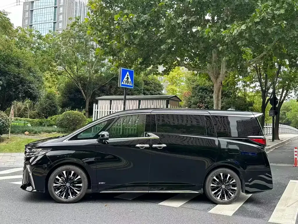 Toyota Alphard — фото 5